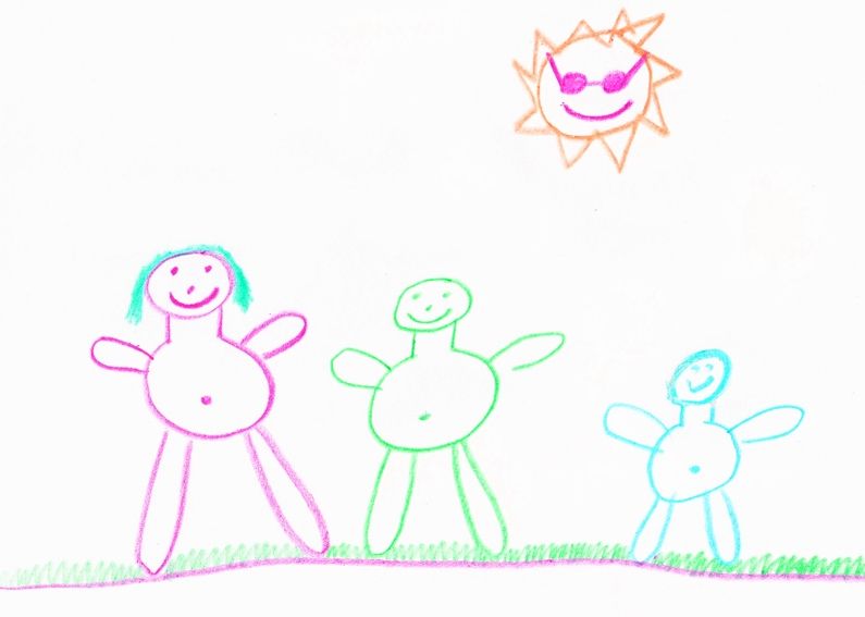 Dessin d’enfant illustrant trois membres de sa famille sous le soleil